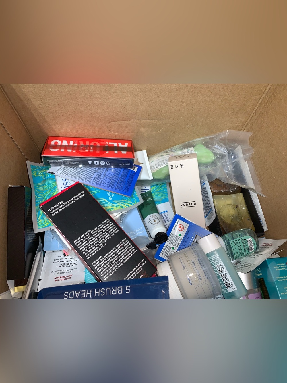 Lot of Makeup, Soap, Face Masks and Other Toiletries - Picture 3 of 4
